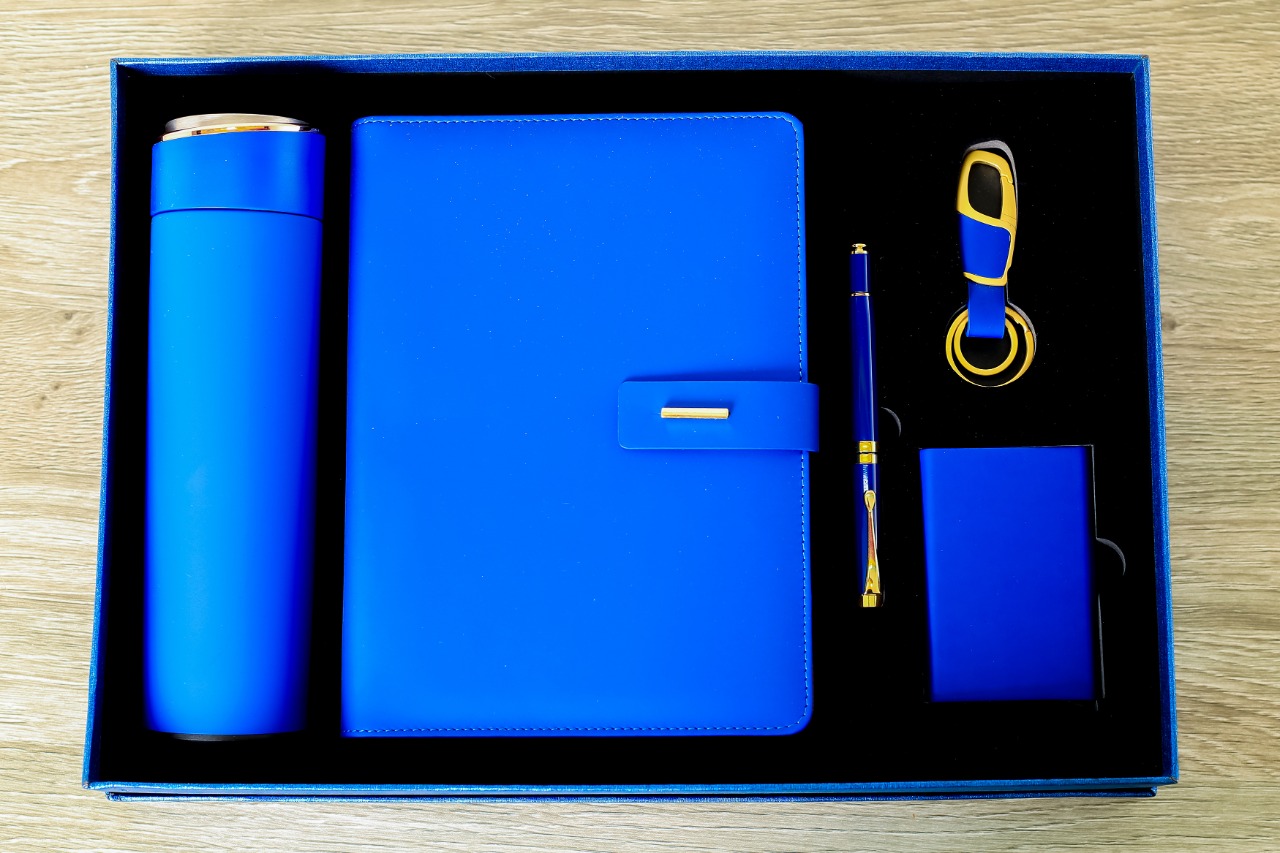 Executive Gift Set 006: Notebook + Business Card Holder + Pen + Key Holder & Thermal Flask - Image 4