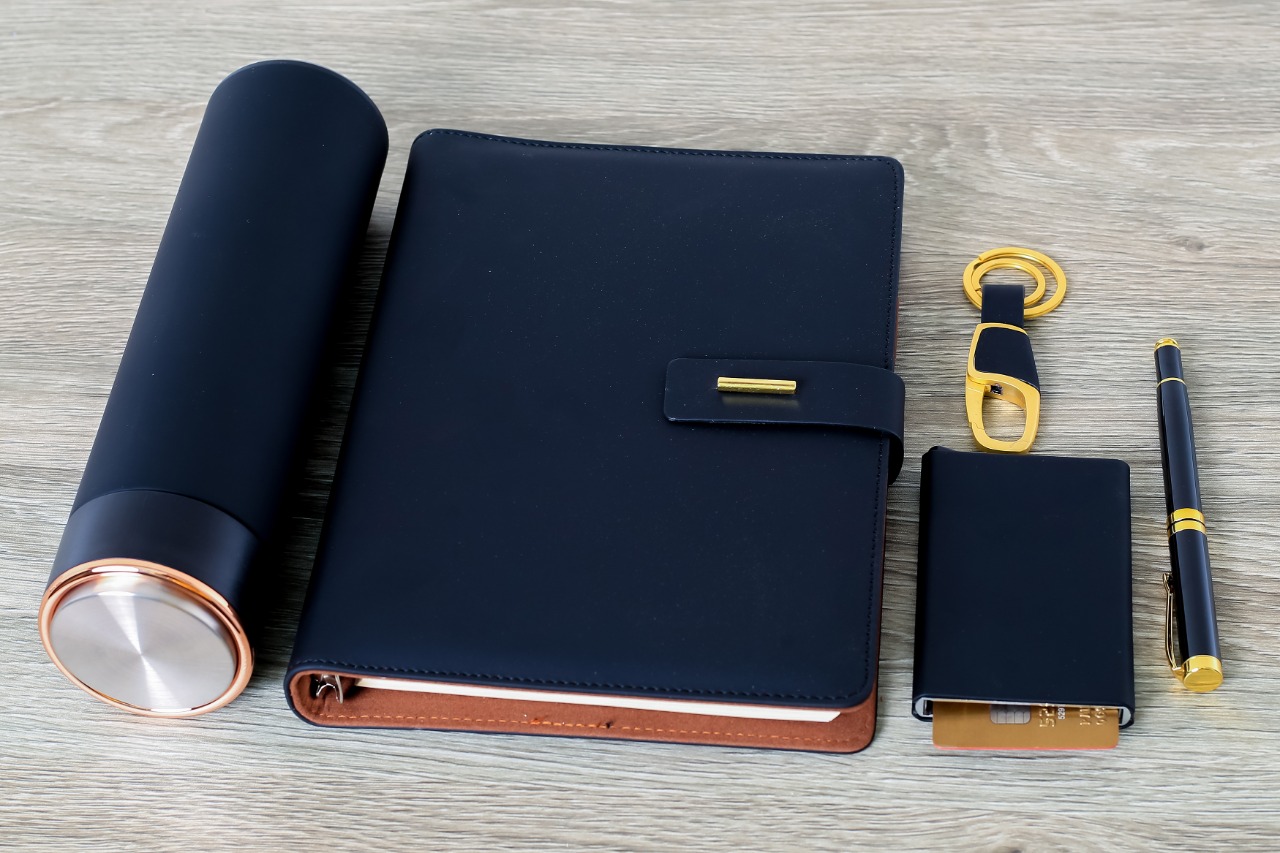 Executive Gift Set 006: Notebook + Business Card Holder + Pen + Key Holder & Thermal Flask - Image 2